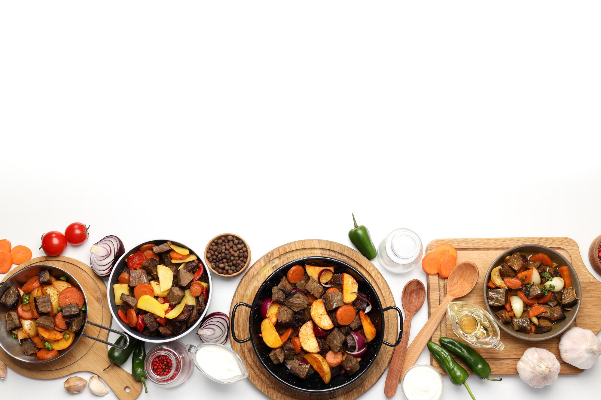 Mesa com pratos do curso